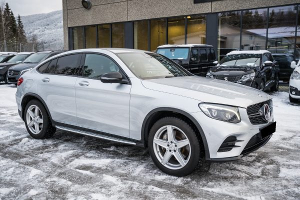 Pins Auto Occasion - 26000,00€ - Belle et bien entretenue Mercedes-Benz GLC 250D Coupé 4 Matic aut. AMG. Année 2016, Automatique, Moteur diesel 2,1 litres 250d puissant et économe en carburant avec 204 ch et 500 Nm. La transmission intégrale permanente 4MATIC assure de bonnes caractéristiques de conduite et une bonne accessibilité en toutes saisons. Boîte automatique 9G-Tronic à 9 rapports souple. Lignes épurées et design de carrosserie exclusif Coupé. Couleur de peinture métallisée argent iridium classique et ravissante. Pack Nuit avec détails extérieurs chromés et coques de rétroviseurs en noir brillant. Pack AMG Plus avec pack extérieur AMG, pack intérieur AMG et côtés de porte cousus et tableau de bord en cuir synthétique. Kilomètre : 28 750 kilomètres