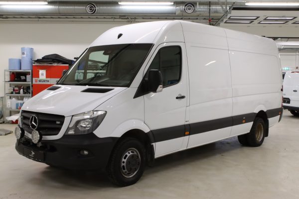 Pins Auto Occasion - 19000,00€ - Mercedes-Benz Sprinter 516 CDI Camionnette confortable avec beaucoup d'espace et une charge utile élevée. Il s'agit d'un camion léger d'un poids total autorisé de 5 000 kg et d'une charge utile de 2 174 kg. Le poids maximal de la remorque est de 3 500 kg. Équipé de : - Chauffage de stationnement avec minuterie - Tachygraphe numérique - Attelage de remorque - Caméra de recul - Régulateur de vitesse - Bluetooth Roues été et hiver. Année : 2016 Kilométrage  :68 515 km Boîte : Automatique Carburant : Diesel