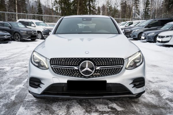 Pins Auto Occasion - 26000,00€ - Belle et bien entretenue Mercedes-Benz GLC 250D Coupé 4 Matic aut. AMG. Année 2016, Automatique, Moteur diesel 2,1 litres 250d puissant et économe en carburant avec 204 ch et 500 Nm. La transmission intégrale permanente 4MATIC assure de bonnes caractéristiques de conduite et une bonne accessibilité en toutes saisons. Boîte automatique 9G-Tronic à 9 rapports souple. Lignes épurées et design de carrosserie exclusif Coupé. Couleur de peinture métallisée argent iridium classique et ravissante. Pack Nuit avec détails extérieurs chromés et coques de rétroviseurs en noir brillant. Pack AMG Plus avec pack extérieur AMG, pack intérieur AMG et côtés de porte cousus et tableau de bord en cuir synthétique. Kilomètre : 28 750 kilomètres