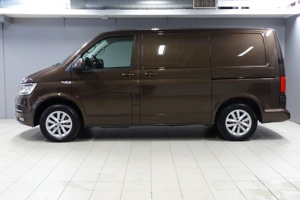 Pins Auto Occasion - 20000,00€ - VW Transporter 2.0 TDI 150 ch 4-Motion Exclusive avec transmission automatique, feux à LED, régulateur de vitesse adaptatif, volant multifonction, bluetooth, aux, dab, navigation, capteurs de stationnement avant et arrière, ordinateur de bord, Webasto chauffage de stationnement avec minuterie et télécommande, attelage de remorque, porte coulissante des deux côtés, paroi de chargement confort, roues été et hiver.  