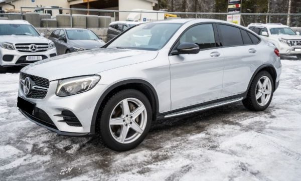 Pins Auto Occasion - 26000,00€ - Belle et bien entretenue Mercedes-Benz GLC 250D Coupé 4 Matic aut. AMG. Année 2016, Automatique, Moteur diesel 2,1 litres 250d puissant et économe en carburant avec 204 ch et 500 Nm. La transmission intégrale permanente 4MATIC assure de bonnes caractéristiques de conduite et une bonne accessibilité en toutes saisons. Boîte automatique 9G-Tronic à 9 rapports souple. Lignes épurées et design de carrosserie exclusif Coupé. Couleur de peinture métallisée argent iridium classique et ravissante. Pack Nuit avec détails extérieurs chromés et coques de rétroviseurs en noir brillant. Pack AMG Plus avec pack extérieur AMG, pack intérieur AMG et côtés de porte cousus et tableau de bord en cuir synthétique. Kilomètre : 28 750 kilomètres