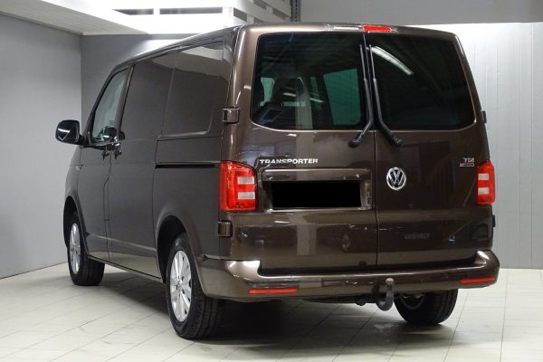 Pins Auto Occasion - 20000,00€ - VW Transporter 2.0 TDI 150 ch 4-Motion Exclusive avec transmission automatique, feux à LED, régulateur de vitesse adaptatif, volant multifonction, bluetooth, aux, dab, navigation, capteurs de stationnement avant et arrière, ordinateur de bord, Webasto chauffage de stationnement avec minuterie et télécommande, attelage de remorque, porte coulissante des deux côtés, paroi de chargement confort, roues été et hiver.  