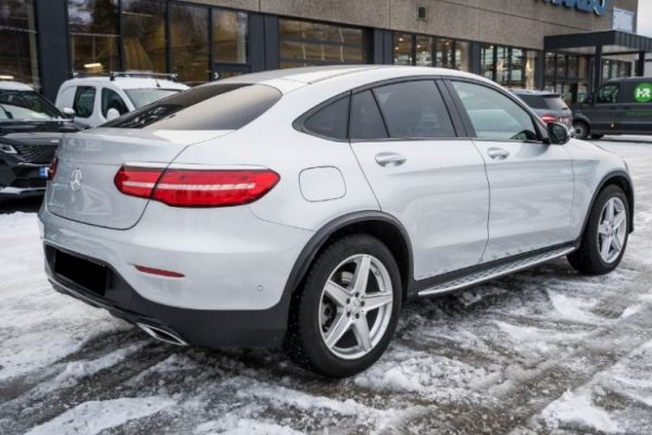 Pins Auto Occasion - 26000,00€ - Belle et bien entretenue Mercedes-Benz GLC 250D Coupé 4 Matic aut. AMG. Année 2016, Automatique, Moteur diesel 2,1 litres 250d puissant et économe en carburant avec 204 ch et 500 Nm. La transmission intégrale permanente 4MATIC assure de bonnes caractéristiques de conduite et une bonne accessibilité en toutes saisons. Boîte automatique 9G-Tronic à 9 rapports souple. Lignes épurées et design de carrosserie exclusif Coupé. Couleur de peinture métallisée argent iridium classique et ravissante. Pack Nuit avec détails extérieurs chromés et coques de rétroviseurs en noir brillant. Pack AMG Plus avec pack extérieur AMG, pack intérieur AMG et côtés de porte cousus et tableau de bord en cuir synthétique. Kilomètre : 28 750 kilomètres