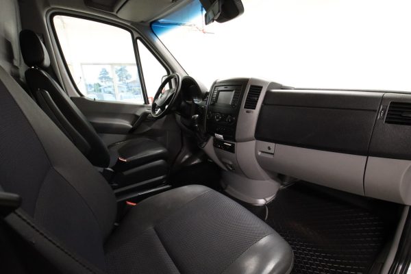 Pins Auto Occasion - 19000,00€ - Mercedes-Benz Sprinter 516 CDI Camionnette confortable avec beaucoup d'espace et une charge utile élevée. Il s'agit d'un camion léger d'un poids total autorisé de 5 000 kg et d'une charge utile de 2 174 kg. Le poids maximal de la remorque est de 3 500 kg. Équipé de : - Chauffage de stationnement avec minuterie - Tachygraphe numérique - Attelage de remorque - Caméra de recul - Régulateur de vitesse - Bluetooth Roues été et hiver. Année : 2016 Kilométrage  :68 515 km Boîte : Automatique Carburant : Diesel