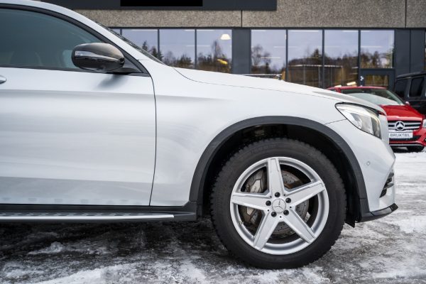 Pins Auto Occasion - 26000,00€ - Belle et bien entretenue Mercedes-Benz GLC 250D Coupé 4 Matic aut. AMG. Année 2016, Automatique, Moteur diesel 2,1 litres 250d puissant et économe en carburant avec 204 ch et 500 Nm. La transmission intégrale permanente 4MATIC assure de bonnes caractéristiques de conduite et une bonne accessibilité en toutes saisons. Boîte automatique 9G-Tronic à 9 rapports souple. Lignes épurées et design de carrosserie exclusif Coupé. Couleur de peinture métallisée argent iridium classique et ravissante. Pack Nuit avec détails extérieurs chromés et coques de rétroviseurs en noir brillant. Pack AMG Plus avec pack extérieur AMG, pack intérieur AMG et côtés de porte cousus et tableau de bord en cuir synthétique. Kilomètre : 28 750 kilomètres