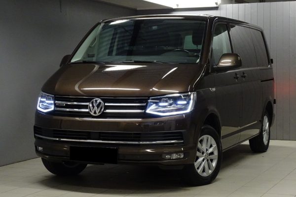 Pins Auto Occasion - 20000,00€ - VW Transporter 2.0 TDI 150 ch 4-Motion Exclusive avec transmission automatique, feux à LED, régulateur de vitesse adaptatif, volant multifonction, bluetooth, aux, dab, navigation, capteurs de stationnement avant et arrière, ordinateur de bord, Webasto chauffage de stationnement avec minuterie et télécommande, attelage de remorque, porte coulissante des deux côtés, paroi de chargement confort, roues été et hiver.  