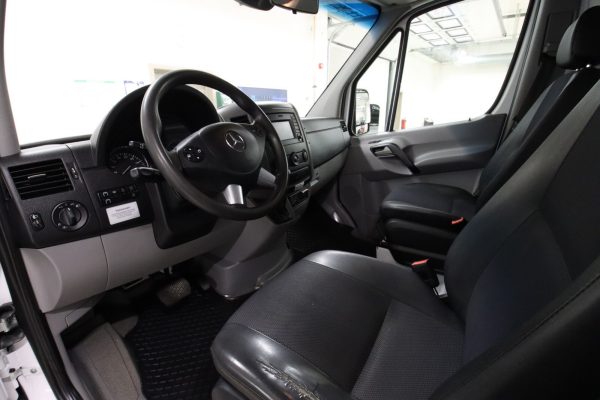 Pins Auto Occasion - 19000,00€ - Mercedes-Benz Sprinter 516 CDI Camionnette confortable avec beaucoup d'espace et une charge utile élevée. Il s'agit d'un camion léger d'un poids total autorisé de 5 000 kg et d'une charge utile de 2 174 kg. Le poids maximal de la remorque est de 3 500 kg. Équipé de : - Chauffage de stationnement avec minuterie - Tachygraphe numérique - Attelage de remorque - Caméra de recul - Régulateur de vitesse - Bluetooth Roues été et hiver. Année : 2016 Kilométrage  :68 515 km Boîte : Automatique Carburant : Diesel