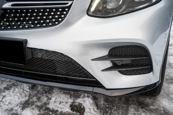 Pins Auto Occasion - 26000,00€ - Belle et bien entretenue Mercedes-Benz GLC 250D Coupé 4 Matic aut. AMG. Année 2016, Automatique, Moteur diesel 2,1 litres 250d puissant et économe en carburant avec 204 ch et 500 Nm. La transmission intégrale permanente 4MATIC assure de bonnes caractéristiques de conduite et une bonne accessibilité en toutes saisons. Boîte automatique 9G-Tronic à 9 rapports souple. Lignes épurées et design de carrosserie exclusif Coupé. Couleur de peinture métallisée argent iridium classique et ravissante. Pack Nuit avec détails extérieurs chromés et coques de rétroviseurs en noir brillant. Pack AMG Plus avec pack extérieur AMG, pack intérieur AMG et côtés de porte cousus et tableau de bord en cuir synthétique. Kilomètre : 28 750 kilomètres