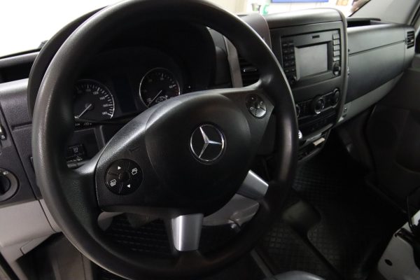 Pins Auto Occasion - 19000,00€ - Mercedes-Benz Sprinter 516 CDI Camionnette confortable avec beaucoup d'espace et une charge utile élevée. Il s'agit d'un camion léger d'un poids total autorisé de 5 000 kg et d'une charge utile de 2 174 kg. Le poids maximal de la remorque est de 3 500 kg. Équipé de : - Chauffage de stationnement avec minuterie - Tachygraphe numérique - Attelage de remorque - Caméra de recul - Régulateur de vitesse - Bluetooth Roues été et hiver. Année : 2016 Kilométrage  :68 515 km Boîte : Automatique Carburant : Diesel