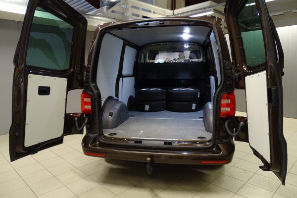 Pins Auto Occasion - 20000,00€ - VW Transporter 2.0 TDI 150 ch 4-Motion Exclusive avec transmission automatique, feux à LED, régulateur de vitesse adaptatif, volant multifonction, bluetooth, aux, dab, navigation, capteurs de stationnement avant et arrière, ordinateur de bord, Webasto chauffage de stationnement avec minuterie et télécommande, attelage de remorque, porte coulissante des deux côtés, paroi de chargement confort, roues été et hiver.  