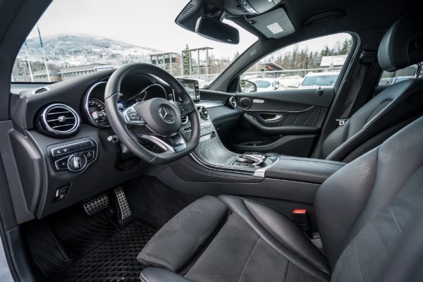 Pins Auto Occasion - 26000,00€ - Belle et bien entretenue Mercedes-Benz GLC 250D Coupé 4 Matic aut. AMG. Année 2016, Automatique, Moteur diesel 2,1 litres 250d puissant et économe en carburant avec 204 ch et 500 Nm. La transmission intégrale permanente 4MATIC assure de bonnes caractéristiques de conduite et une bonne accessibilité en toutes saisons. Boîte automatique 9G-Tronic à 9 rapports souple. Lignes épurées et design de carrosserie exclusif Coupé. Couleur de peinture métallisée argent iridium classique et ravissante. Pack Nuit avec détails extérieurs chromés et coques de rétroviseurs en noir brillant. Pack AMG Plus avec pack extérieur AMG, pack intérieur AMG et côtés de porte cousus et tableau de bord en cuir synthétique. Kilomètre : 28 750 kilomètres