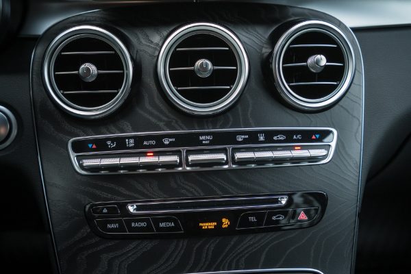 Pins Auto Occasion - 26000,00€ - Belle et bien entretenue Mercedes-Benz GLC 250D Coupé 4 Matic aut. AMG. Année 2016, Automatique, Moteur diesel 2,1 litres 250d puissant et économe en carburant avec 204 ch et 500 Nm. La transmission intégrale permanente 4MATIC assure de bonnes caractéristiques de conduite et une bonne accessibilité en toutes saisons. Boîte automatique 9G-Tronic à 9 rapports souple. Lignes épurées et design de carrosserie exclusif Coupé. Couleur de peinture métallisée argent iridium classique et ravissante. Pack Nuit avec détails extérieurs chromés et coques de rétroviseurs en noir brillant. Pack AMG Plus avec pack extérieur AMG, pack intérieur AMG et côtés de porte cousus et tableau de bord en cuir synthétique. Kilomètre : 28 750 kilomètres