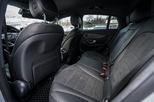 Pins Auto Occasion - 26000,00€ - Belle et bien entretenue Mercedes-Benz GLC 250D Coupé 4 Matic aut. AMG. Année 2016, Automatique, Moteur diesel 2,1 litres 250d puissant et économe en carburant avec 204 ch et 500 Nm. La transmission intégrale permanente 4MATIC assure de bonnes caractéristiques de conduite et une bonne accessibilité en toutes saisons. Boîte automatique 9G-Tronic à 9 rapports souple. Lignes épurées et design de carrosserie exclusif Coupé. Couleur de peinture métallisée argent iridium classique et ravissante. Pack Nuit avec détails extérieurs chromés et coques de rétroviseurs en noir brillant. Pack AMG Plus avec pack extérieur AMG, pack intérieur AMG et côtés de porte cousus et tableau de bord en cuir synthétique. Kilomètre : 28 750 kilomètres