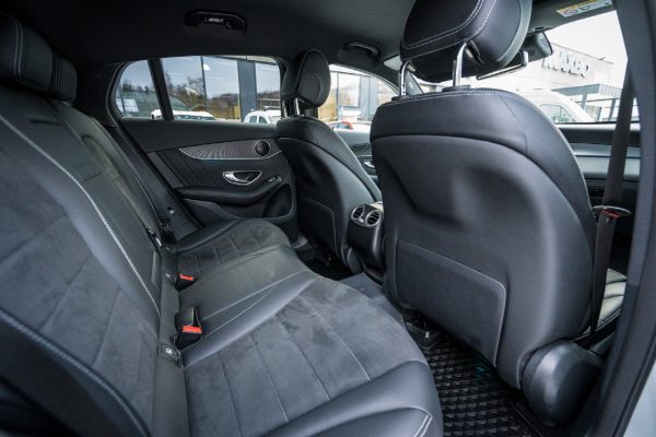 Pins Auto Occasion - 26000,00€ - Belle et bien entretenue Mercedes-Benz GLC 250D Coupé 4 Matic aut. AMG. Année 2016, Automatique, Moteur diesel 2,1 litres 250d puissant et économe en carburant avec 204 ch et 500 Nm. La transmission intégrale permanente 4MATIC assure de bonnes caractéristiques de conduite et une bonne accessibilité en toutes saisons. Boîte automatique 9G-Tronic à 9 rapports souple. Lignes épurées et design de carrosserie exclusif Coupé. Couleur de peinture métallisée argent iridium classique et ravissante. Pack Nuit avec détails extérieurs chromés et coques de rétroviseurs en noir brillant. Pack AMG Plus avec pack extérieur AMG, pack intérieur AMG et côtés de porte cousus et tableau de bord en cuir synthétique. Kilomètre : 28 750 kilomètres