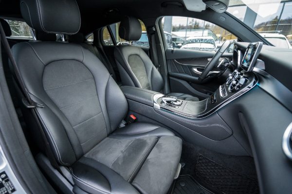 Pins Auto Occasion - 26000,00€ - Belle et bien entretenue Mercedes-Benz GLC 250D Coupé 4 Matic aut. AMG. Année 2016, Automatique, Moteur diesel 2,1 litres 250d puissant et économe en carburant avec 204 ch et 500 Nm. La transmission intégrale permanente 4MATIC assure de bonnes caractéristiques de conduite et une bonne accessibilité en toutes saisons. Boîte automatique 9G-Tronic à 9 rapports souple. Lignes épurées et design de carrosserie exclusif Coupé. Couleur de peinture métallisée argent iridium classique et ravissante. Pack Nuit avec détails extérieurs chromés et coques de rétroviseurs en noir brillant. Pack AMG Plus avec pack extérieur AMG, pack intérieur AMG et côtés de porte cousus et tableau de bord en cuir synthétique. Kilomètre : 28 750 kilomètres