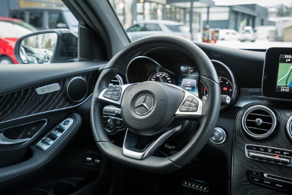 Pins Auto Occasion - 26000,00€ - Belle et bien entretenue Mercedes-Benz GLC 250D Coupé 4 Matic aut. AMG. Année 2016, Automatique, Moteur diesel 2,1 litres 250d puissant et économe en carburant avec 204 ch et 500 Nm. La transmission intégrale permanente 4MATIC assure de bonnes caractéristiques de conduite et une bonne accessibilité en toutes saisons. Boîte automatique 9G-Tronic à 9 rapports souple. Lignes épurées et design de carrosserie exclusif Coupé. Couleur de peinture métallisée argent iridium classique et ravissante. Pack Nuit avec détails extérieurs chromés et coques de rétroviseurs en noir brillant. Pack AMG Plus avec pack extérieur AMG, pack intérieur AMG et côtés de porte cousus et tableau de bord en cuir synthétique. Kilomètre : 28 750 kilomètres