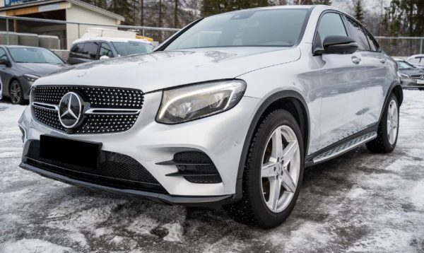 Pins Auto Occasion - 26000,00€ - Belle et bien entretenue Mercedes-Benz GLC 250D Coupé 4 Matic aut. AMG. Année 2016, Automatique, Moteur diesel 2,1 litres 250d puissant et économe en carburant avec 204 ch et 500 Nm. La transmission intégrale permanente 4MATIC assure de bonnes caractéristiques de conduite et une bonne accessibilité en toutes saisons. Boîte automatique 9G-Tronic à 9 rapports souple. Lignes épurées et design de carrosserie exclusif Coupé. Couleur de peinture métallisée argent iridium classique et ravissante. Pack Nuit avec détails extérieurs chromés et coques de rétroviseurs en noir brillant. Pack AMG Plus avec pack extérieur AMG, pack intérieur AMG et côtés de porte cousus et tableau de bord en cuir synthétique. Kilomètre : 28 750 kilomètres