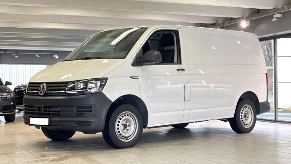 Pins Auto Occasion - 20000,00€ - Modèle 2017 VW Transport avec transmission automatique et 4X4 4motion. Très bon état avec le chauffage de stationnement Webasto intégré avec minuterie. Motorisation 4 cylindres développant 150cv réels pour 7cv fiscaux, performante et économique (7L/100kms). Année: 2017 Kilométrage: 58600 Diesel, automatique Mise en circulation: 09/2017