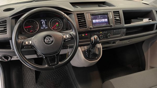 Pins Auto Occasion - 20000,00€ - Modèle 2017 VW Transport avec transmission automatique et 4X4 4motion. Très bon état avec le chauffage de stationnement Webasto intégré avec minuterie. Motorisation 4 cylindres développant 150cv réels pour 7cv fiscaux, performante et économique (7L/100kms). Année: 2017 Kilométrage: 58600 Diesel, automatique Mise en circulation: 09/2017