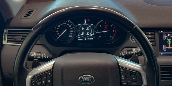 Pins Auto Occasion - 19000,00€ - Land Rover Discovery Sport , full options. En très bonne état avec encore 1 an de garantie chez land Rover. Année : 2016 Carrosserie : SUV ou Tout-terrain Carburant : Diesel Kilométrage : 121.393 km Transmission : Automatique Étiquette énergie : Euro 6