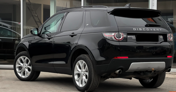 Pins Auto Occasion - 19000,00€ - Land Rover Discovery Sport , full options. En très bonne état avec encore 1 an de garantie chez land Rover. Année : 2016 Carrosserie : SUV ou Tout-terrain Carburant : Diesel Kilométrage : 121.393 km Transmission : Automatique Étiquette énergie : Euro 6