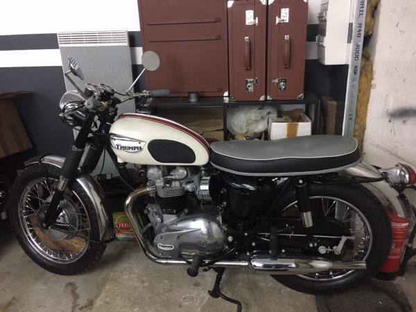 Pins Auto Occasion - 7000,00€ - ANNÉE-MODÈLE : 1966 MISE EN CIRCULATION : 01/1966 KILOMÉTRAGE :9850 km CYLINDRÉE : 650 cm³ COULEUR : Blanc TYPE : Moto TYPE DE PERMIS : A