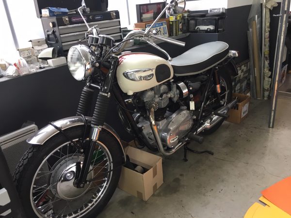 Pins Auto Occasion - 7000,00€ - ANNÉE-MODÈLE : 1966 MISE EN CIRCULATION : 01/1966 KILOMÉTRAGE :9850 km CYLINDRÉE : 650 cm³ COULEUR : Blanc TYPE : Moto TYPE DE PERMIS : A