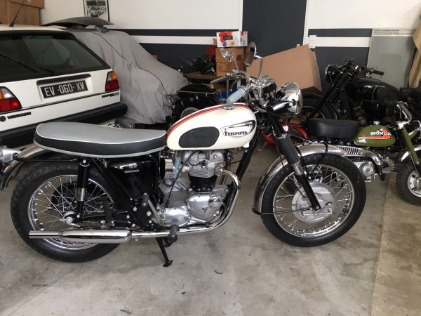 Pins Auto Occasion - 7000,00€ - ANNÉE-MODÈLE : 1966 MISE EN CIRCULATION : 01/1966 KILOMÉTRAGE :9850 km CYLINDRÉE : 650 cm³ COULEUR : Blanc TYPE : Moto TYPE DE PERMIS : A