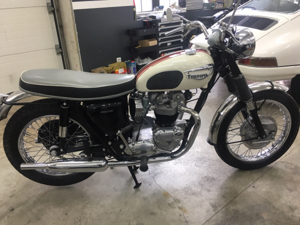 Pins Auto Occasion - 7000,00€ - ANNÉE-MODÈLE : 1966 MISE EN CIRCULATION : 01/1966 KILOMÉTRAGE :9850 km CYLINDRÉE : 650 cm³ COULEUR : Blanc TYPE : Moto TYPE DE PERMIS : A